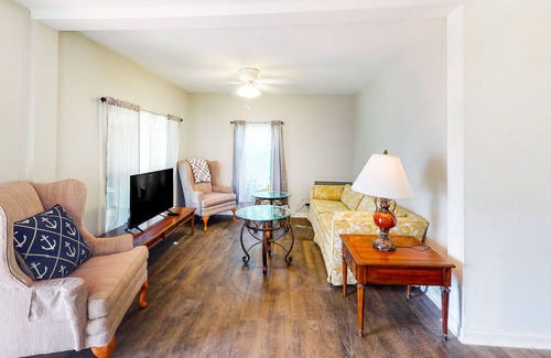 Port St. Joe Cottage | Delightful coastal escape with fast WiFi, full kitchen & beach nearby - dogs OK