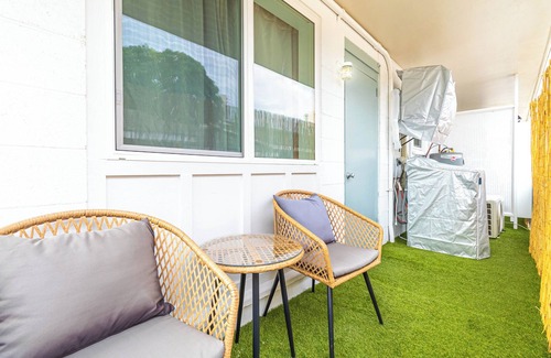 McCully - Moiliili Apartment | Delightful Contemporary Honolulu Loft w/AC & Laundry