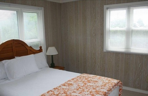 Wilmington House | Delightful Cottage on Figure 8 Island--with dock on sound, boardwalk to ocean