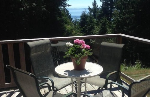 Pender Island Cottage | Delightful Country Cottage with Ocean Outlook