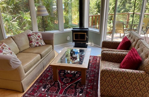Pender Island Cottage | Delightful Country Cottage with Ocean Outlook
