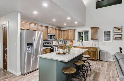 Fir Grove Estates Cabin | Delightful Donnelly Cabin w/Hot Tub & Great Views