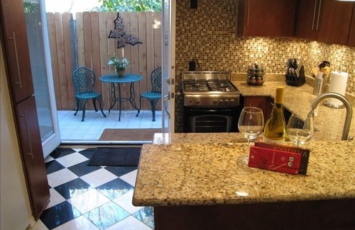 Clarksville Condo | Delightful Downtown West 6th Street Condo - Walk to Everything