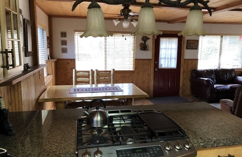 Meadow View Heights Cabin | Delightful Family Friendly Cabin near Duck Creek Village