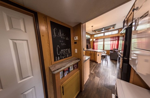Murphy Cabin | Delightful Forest Tiny Home with Hot Tub