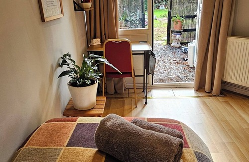 Reading Apartment | Delightful Garden Studio Apartment
