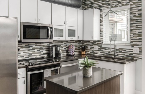 McFerrin Park House | Delightful Getaway! Free Parking, Mins To Broadway!