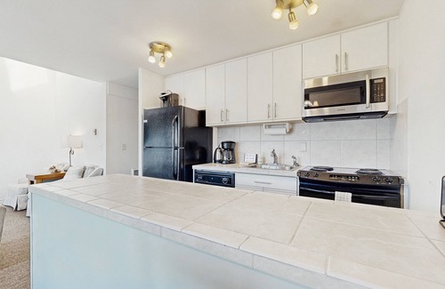 Historic Bayfront Condo | Delightful Harbor Perch Near Town W/Shared Pool/Hot Tub & Private Balcony