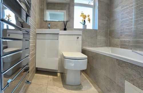 Pinkwell House | Delightful home near to Heathrow Airport, Central London & Windsor