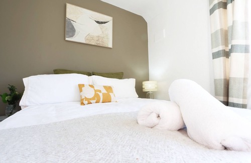 Ipswich House | Delightful Ipswich 4-bed Catering Parking WiFi Garden