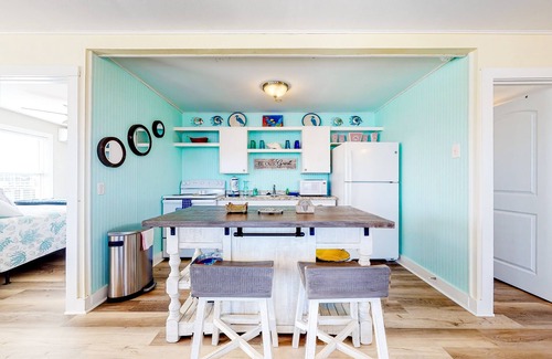 Galveston House | Delightful island home with furnished patio & full kitchen - walk to the beach