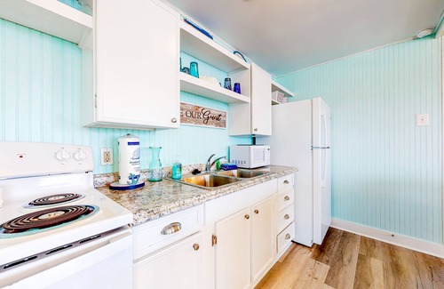 Galveston House | Delightful island home with furnished patio & full kitchen - walk to the beach