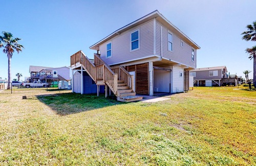 Galveston House | Delightful island home with furnished patio & full kitchen - walk to the beach