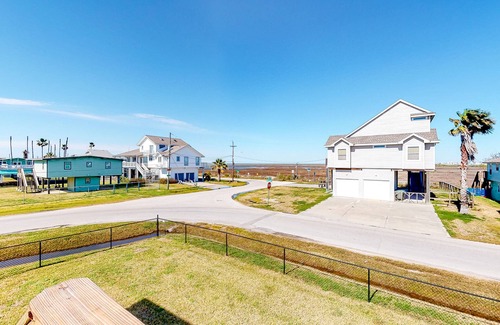 Galveston House | Delightful island home with furnished patio & full kitchen - walk to the beach