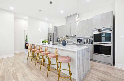 West Dallas House | Delightful Left 8-bedroom house with Game room in vibrant Dallas