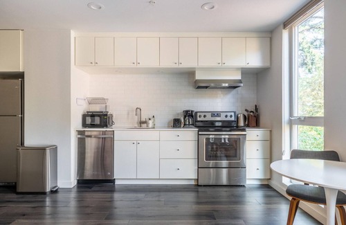 Overlook Apartment | Delightful Overlook 1BR w/W/D, nr Coffee, Zoo & Hiking, by Blueground