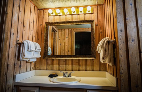 Pine Mountain Cabin | Delightful Pet friendly chalet steps away from Lake Innsbruck