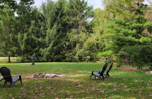 St. Charles Cottage | Delightful private room along the river in charming St. Charles