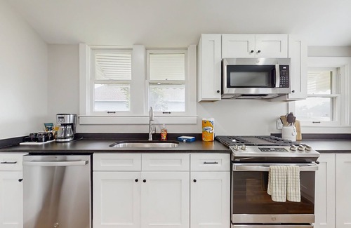 Rogers House | Delightful Rogers getaway w/full kitchen, dog-friendly yard, Wifi, AC & W/D