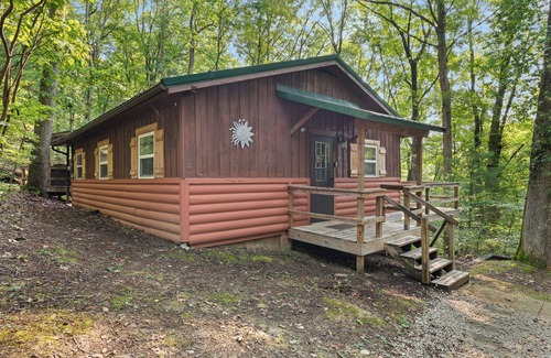 Rockbridge Cabin | Delightful secluded 3BR cabin/hot tub/fire pit/deck, in Hocking Hills