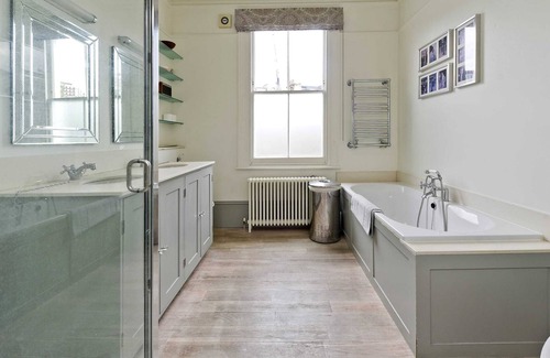 Addison House | Delightful, Spacious 5 Bed Home, Hammersmith