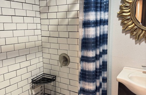 Civic Center Apartment | Delightful studio with WiFi in Stockton