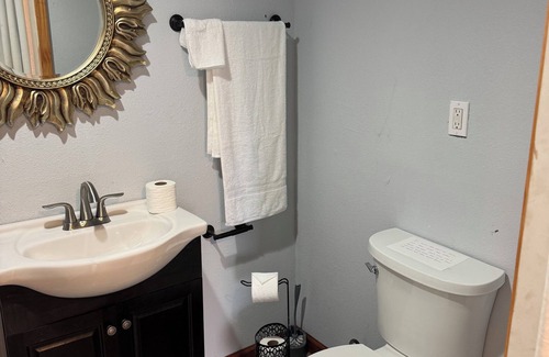 Civic Center Apartment | Delightful studio with WiFi in Stockton