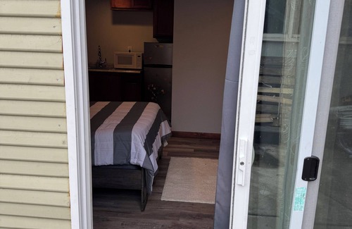 Civic Center Apartment | Delightful studio with WiFi in Stockton