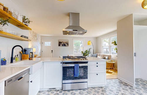 North Charleston House | Delightful sun-filled getaway w/patio, W/D, & AC - close to Park Circle