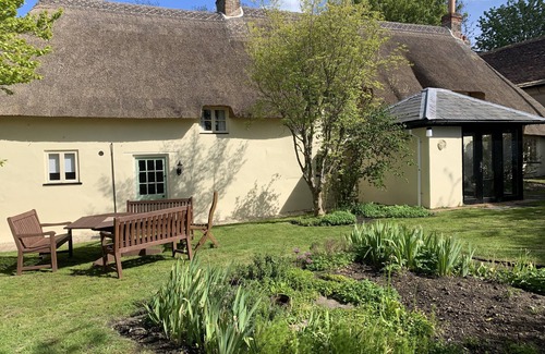 West Knighton Cottage | Delightful thatched cottage in beautiful sleepy Dorset village and countryside