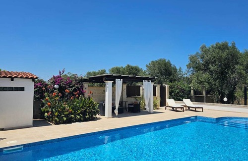 Oria Villa | Delightful villa with private pool in landscaped gardens.
