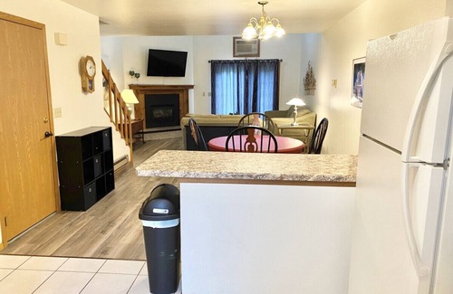 Lake Delton Condo | Dells Getaway At Tamarack & Mirror Lake Resort with Boat Slip