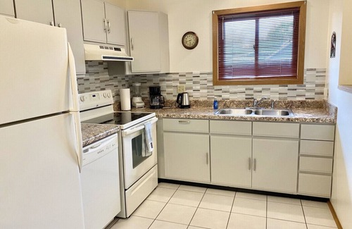 Lake Delton Condo | Dells Getaway At Tamarack & Mirror Lake Resort with Boat Slip