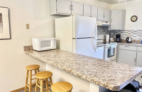 Lake Delton Condo | Dells Getaway At Tamarack & Mirror Lake Resort with Boat Slip