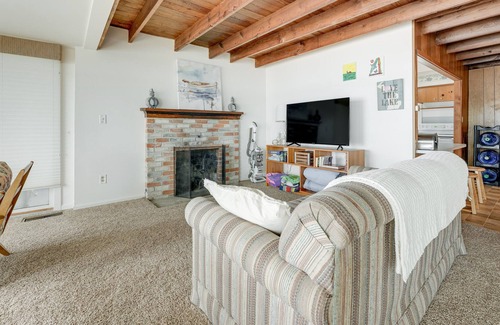 Delton House | Delton Vacation Rental w/ On-Site Lake Access!