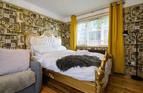 Howlett End Cabin | Deluxe 1 Bed Versace HotTub SkyTV