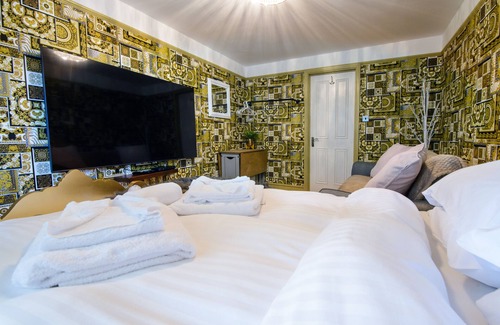 Howlett End Cabin | Deluxe 1 Bed Versace HotTub SkyTV