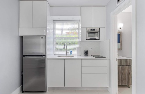 Flagami Apartment | Deluxe 1 bedroom apartment in Miami - King Bed