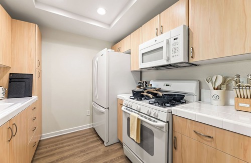 Marina del Rey Apartment | Deluxe 1-bedroom in charming Marina del Rey with Pool, Parking & GYM