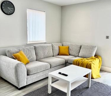 Slough Apartment | Deluxe 2 Bed 2 Bath Flat - Windsor, Heathrow Airport, Slough Station