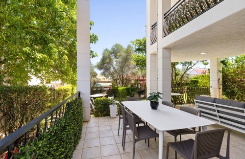 South Brisbane Apartment | Deluxe 2-Bed Unit with Parking and Outdoor Area