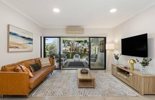 South Brisbane Apartment | Deluxe 2-Bed Unit with Parking and Outdoor Area