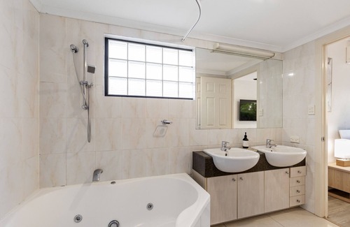 South Brisbane Apartment | Deluxe 2-Bed Unit with Parking and Outdoor Area