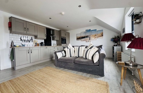 Portrush Apartment | Deluxe 2 bedroom apartment 100 metres from beach
