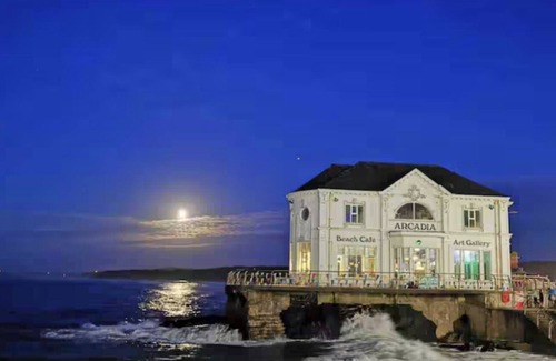 Portrush Apartment | Deluxe 2 bedroom apartment 100 metres from beach