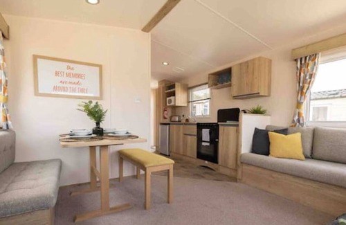 Weymouth House | Deluxe 2 Bedroom Caravan Sleeps 6 with WI-FI