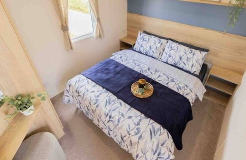 Weymouth House | Deluxe 2 Bedroom Caravan Sleeps 6 with WI-FI