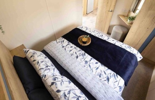 Weymouth House | Deluxe 2 Bedroom Caravan Sleeps 6 with WI-FI
