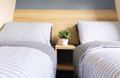 Weymouth House | Deluxe 2 Bedroom Caravan Sleeps 6 with WI-FI