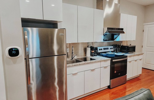 Market East Apartment | Deluxe/2 King Beds/65" TV/Jefferson Hospital